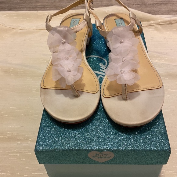 Betsy Johnson acrylic low heel white sandals, fabric glower on T/strap - Picture 2 of 5